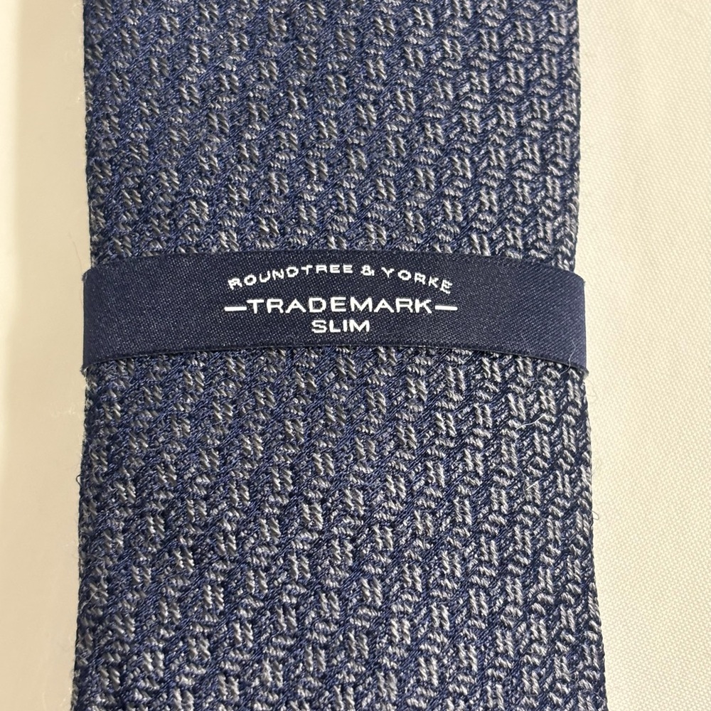 NEW! Roundtree & Yorke Navy and Gray Slim Patterned Tie
